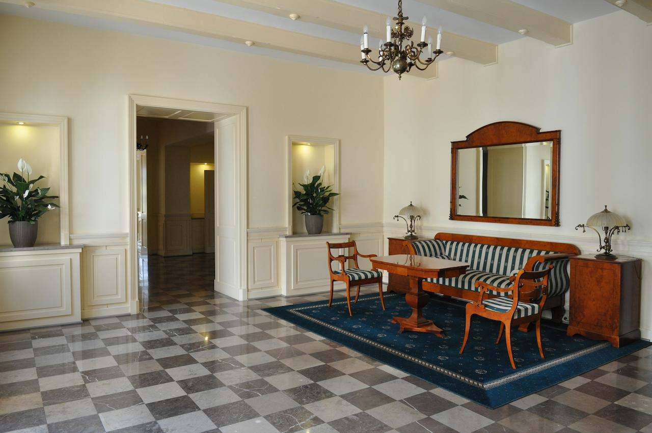 Hotel "Zajazd Napoleonski" Варшава Екстериор снимка
