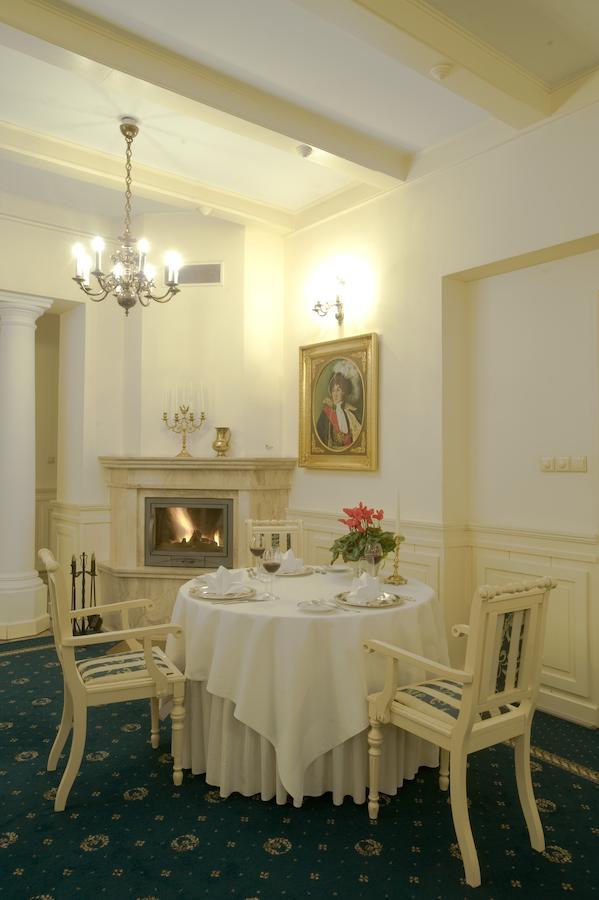 Hotel "Zajazd Napoleonski" Варшава Екстериор снимка