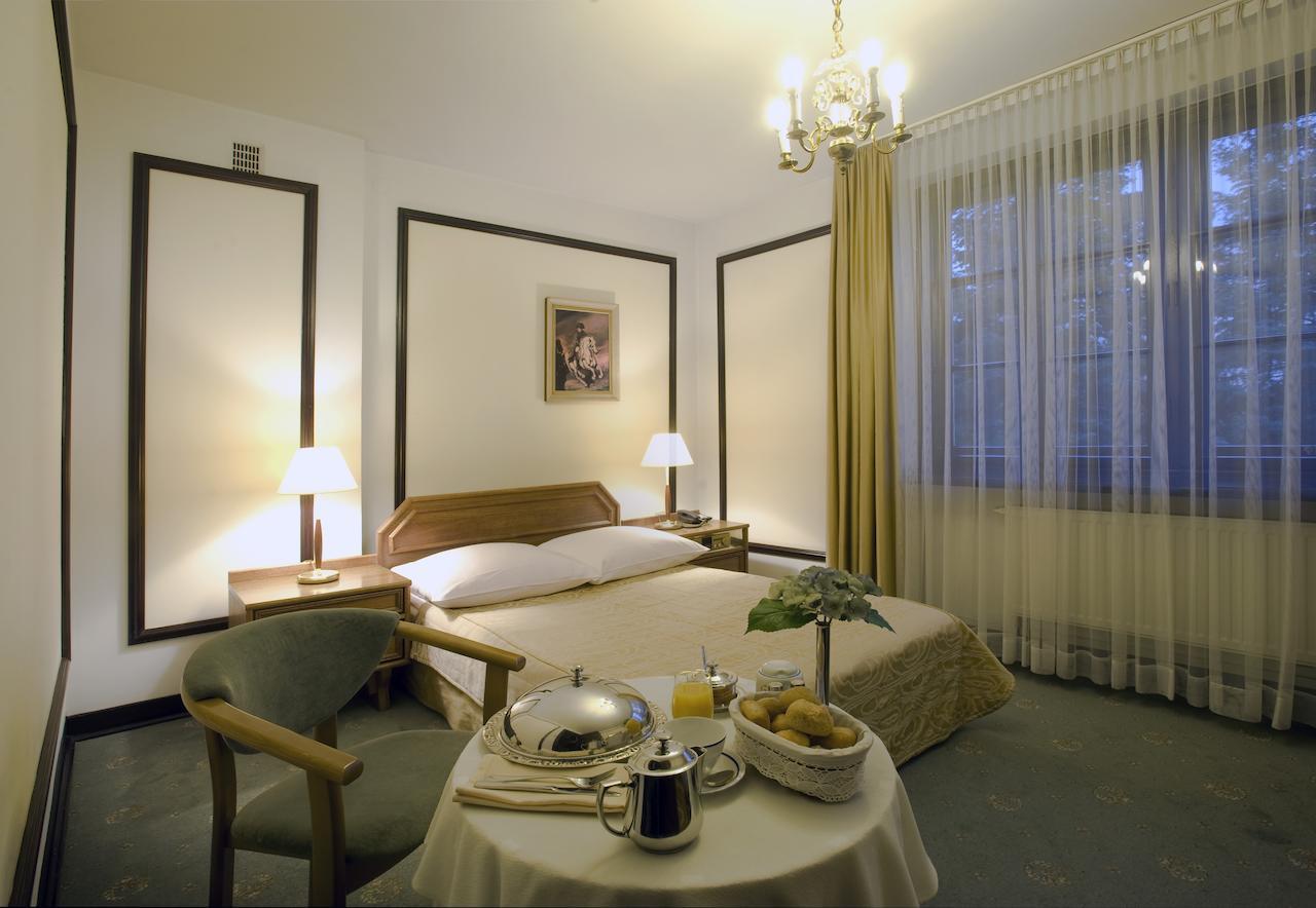 Hotel "Zajazd Napoleonski" Варшава Стая снимка